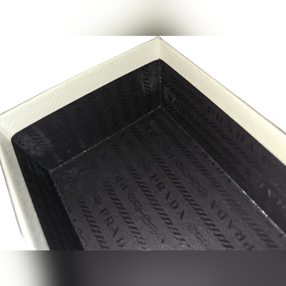 *New* Prada Women's Sunglasses - Picture 5 of 12